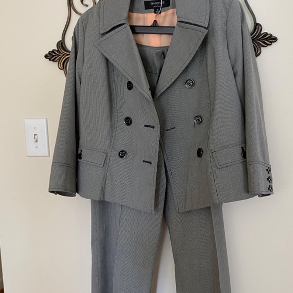 Larry Levine SIGNATURE Pantsuit - Picture 2 of 12